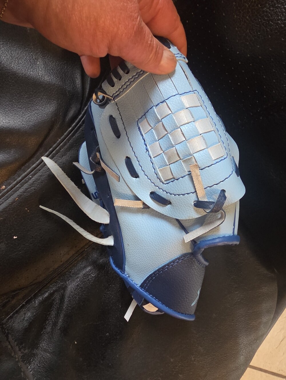 Future Stars 9" Baseball / Tee-Ball Glove - Right Hand Catch - Blue - Picture 4 of 5